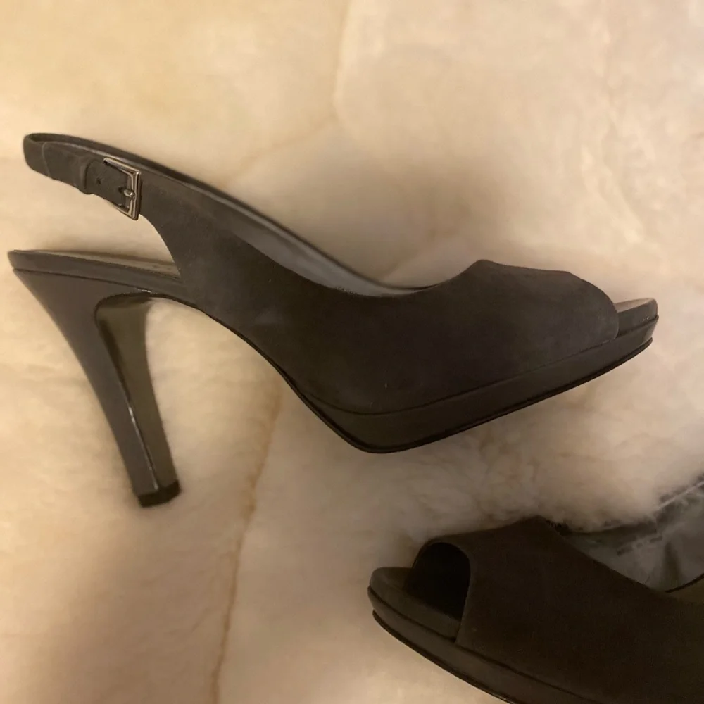 TAHARI Si Senor Elephant Grey Slingback Pumps - Picture 5 of 12